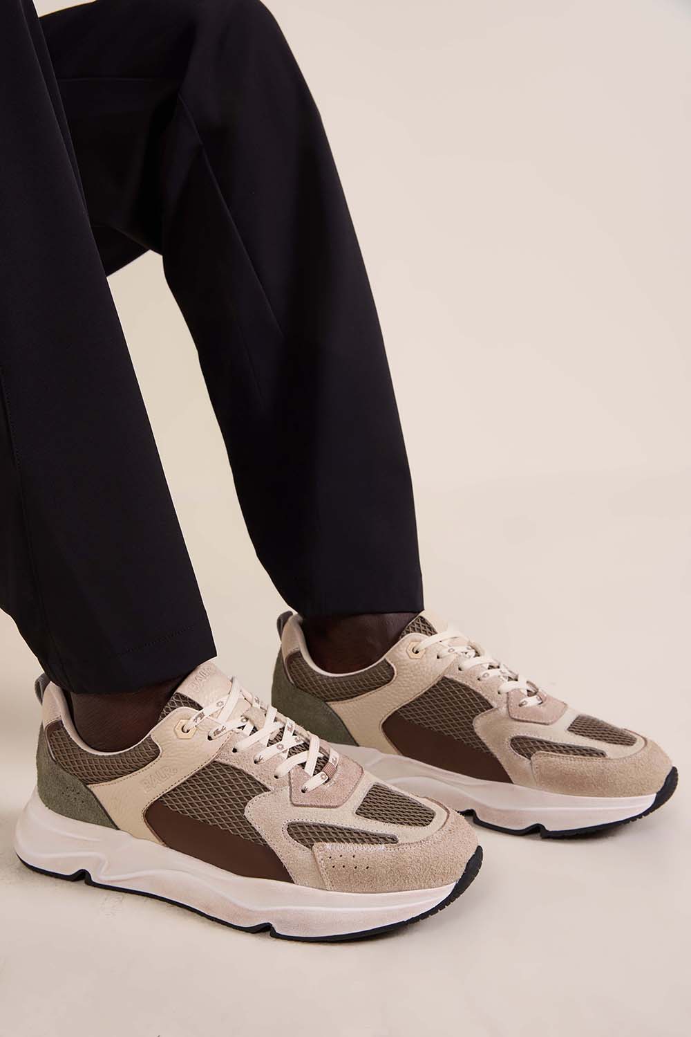 תמונת כל הלוק של נעלי סניקרס